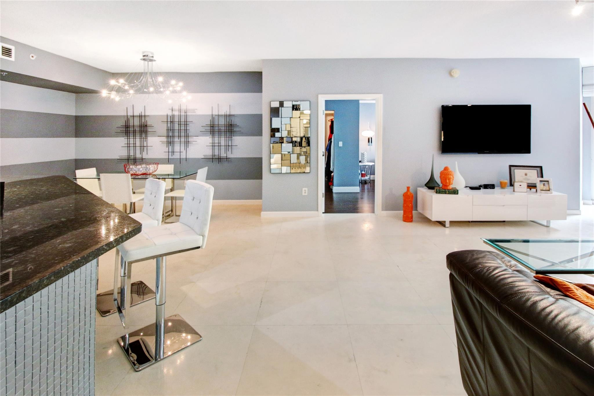 225 NE 1st St 303