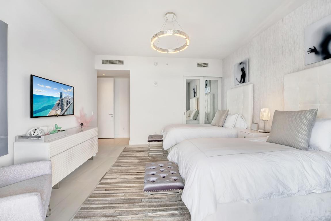 18975 Collins Avenue 3201