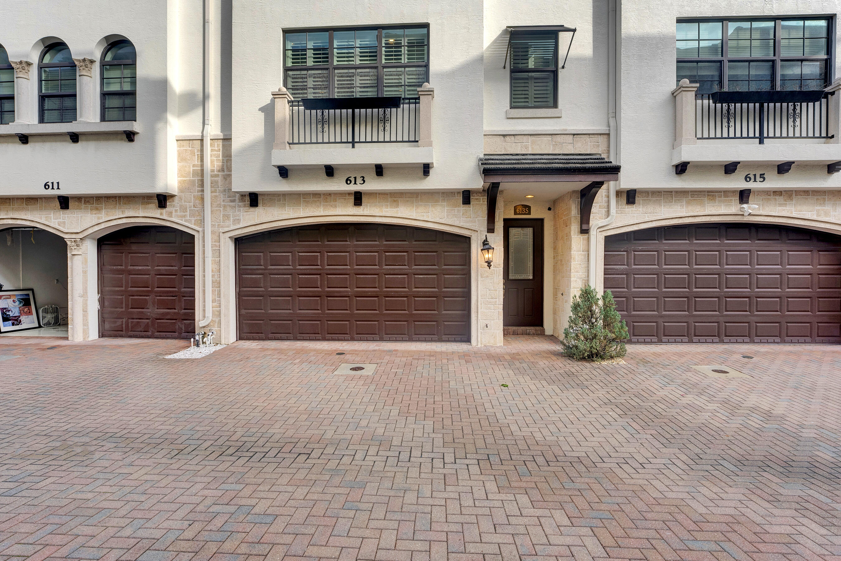 613 Windward Circle S