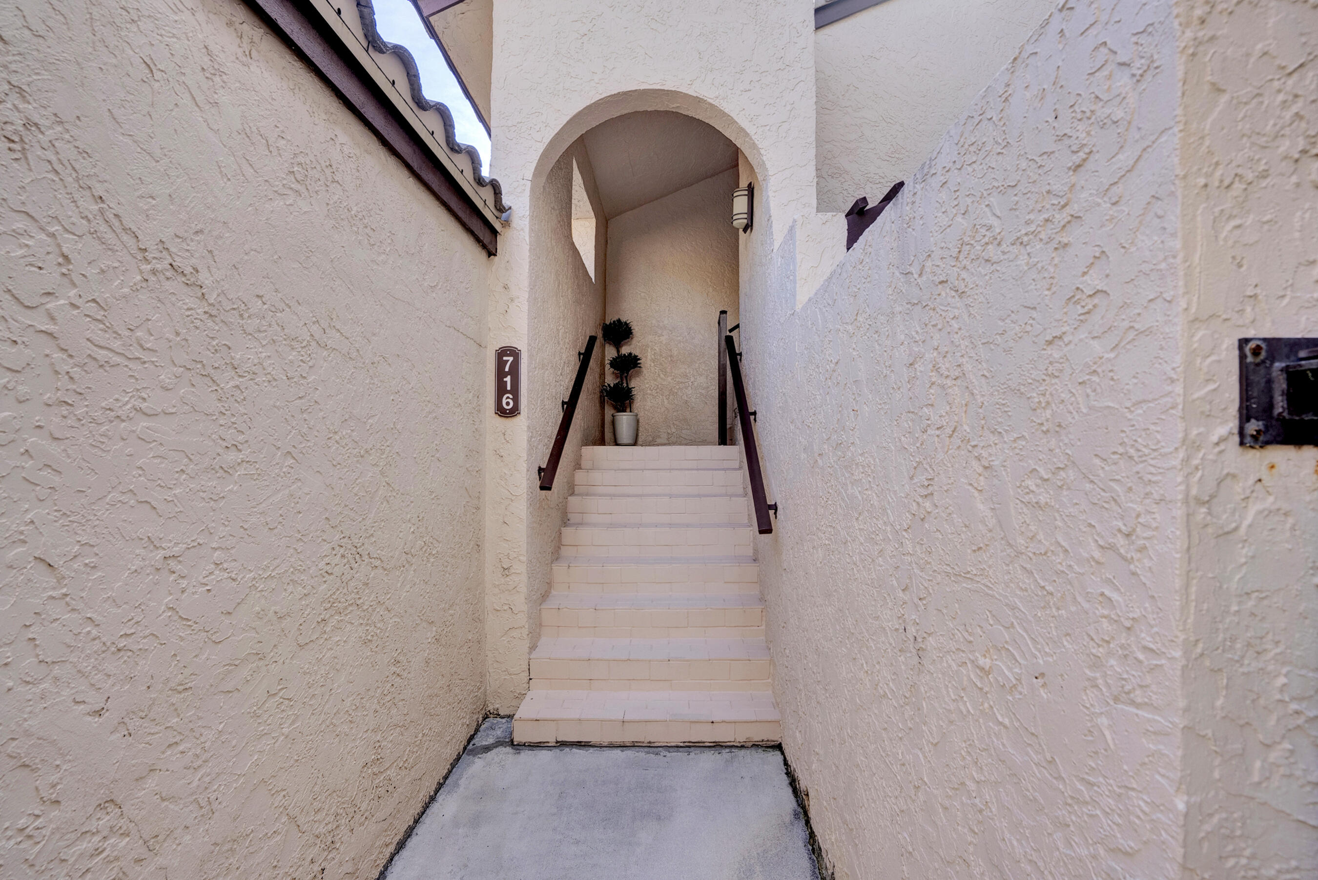 210 Captains Walk 716