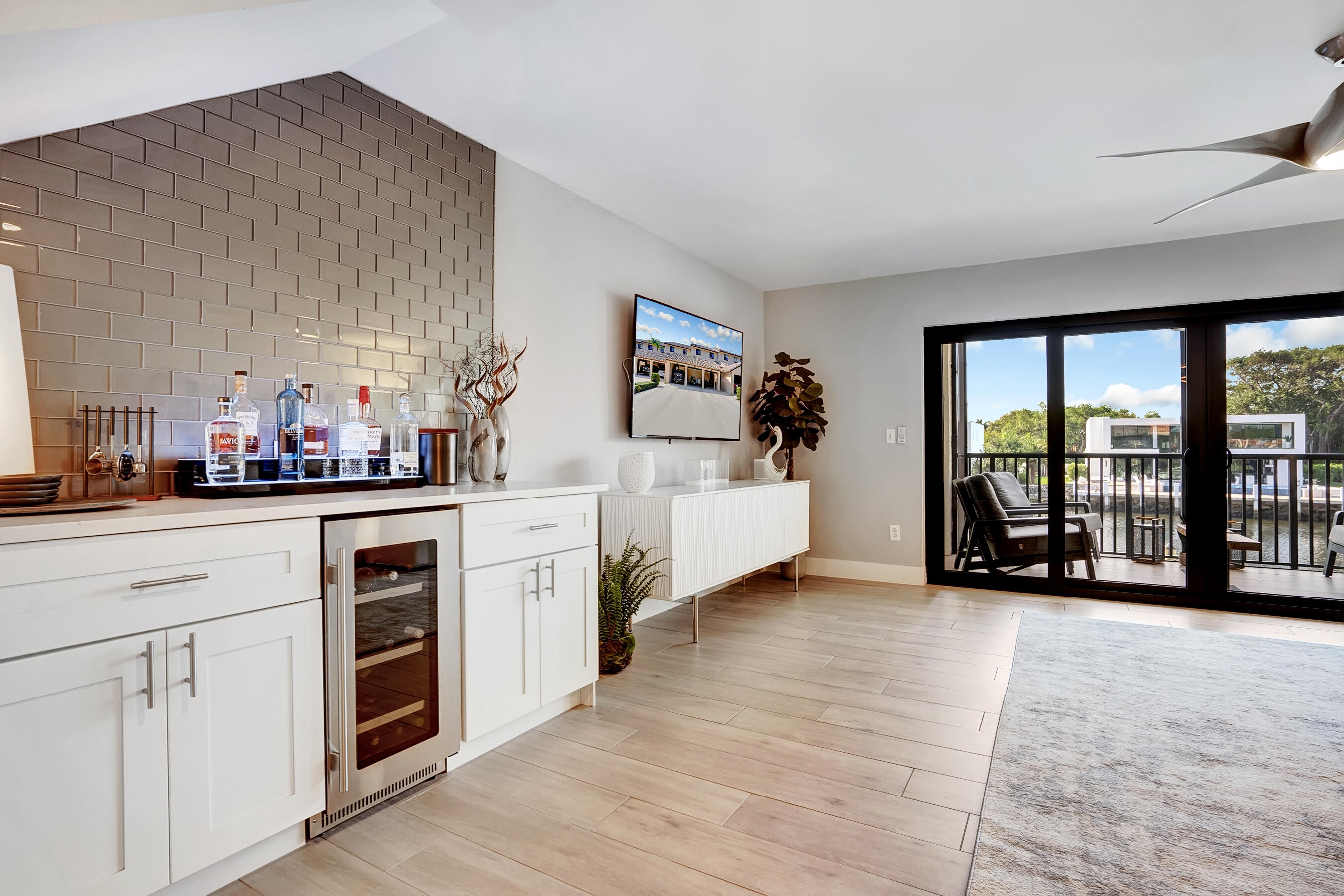 210 Captains Walk 716