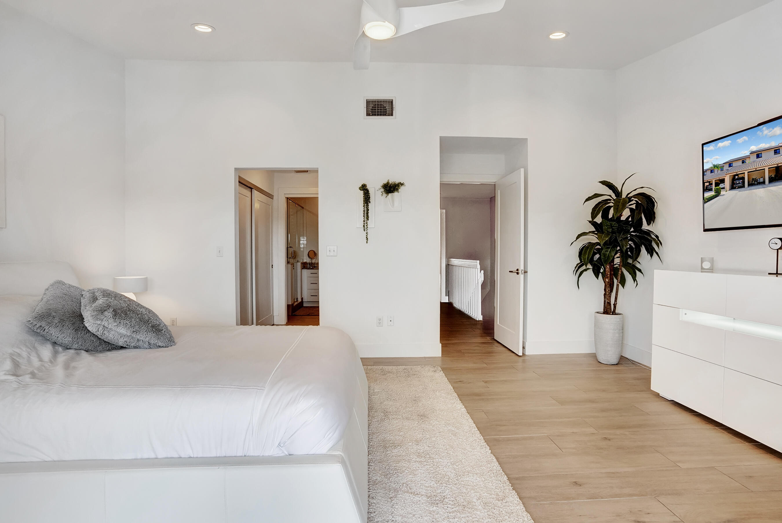 210 Captains Walk 716