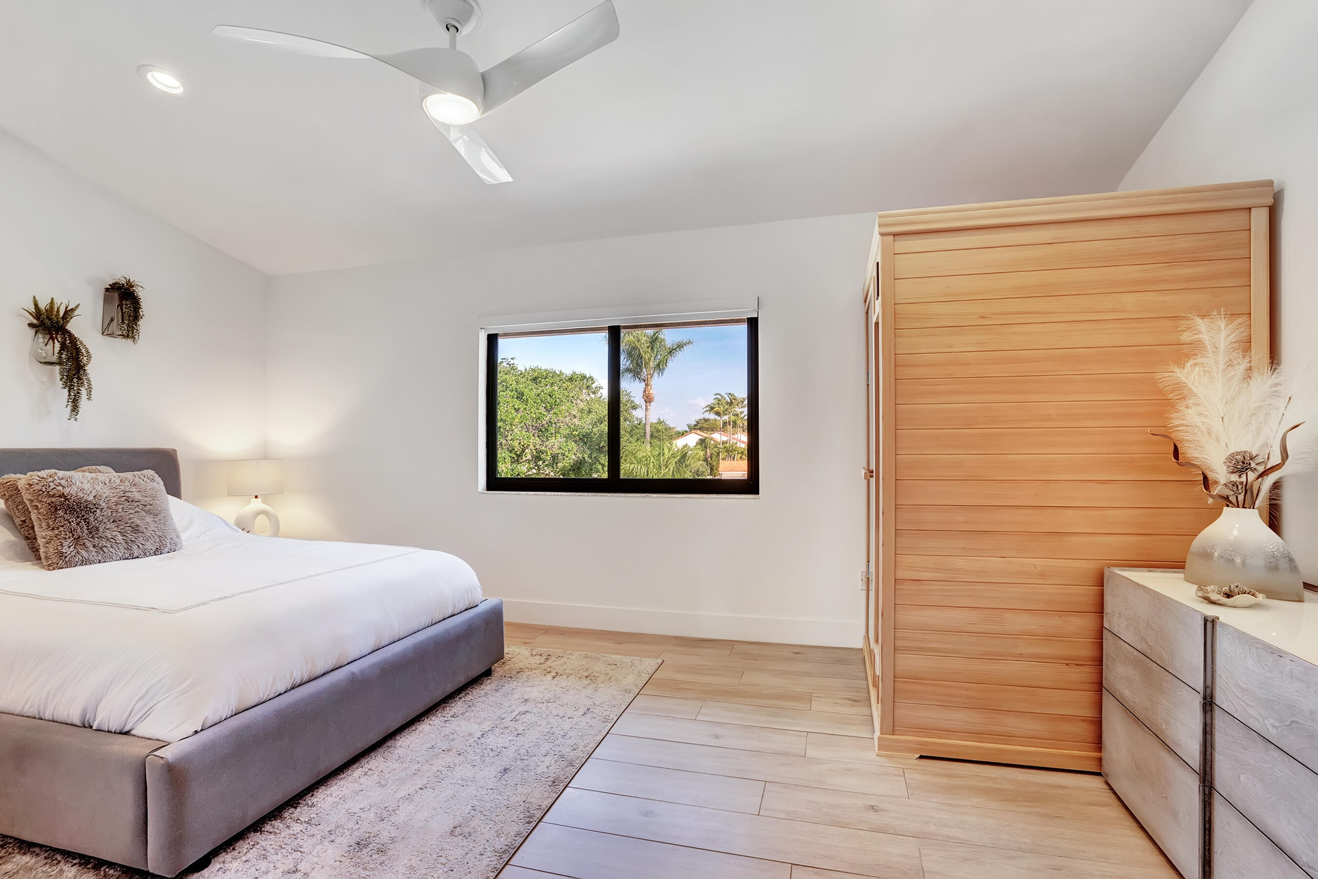 210 Captains Walk 716