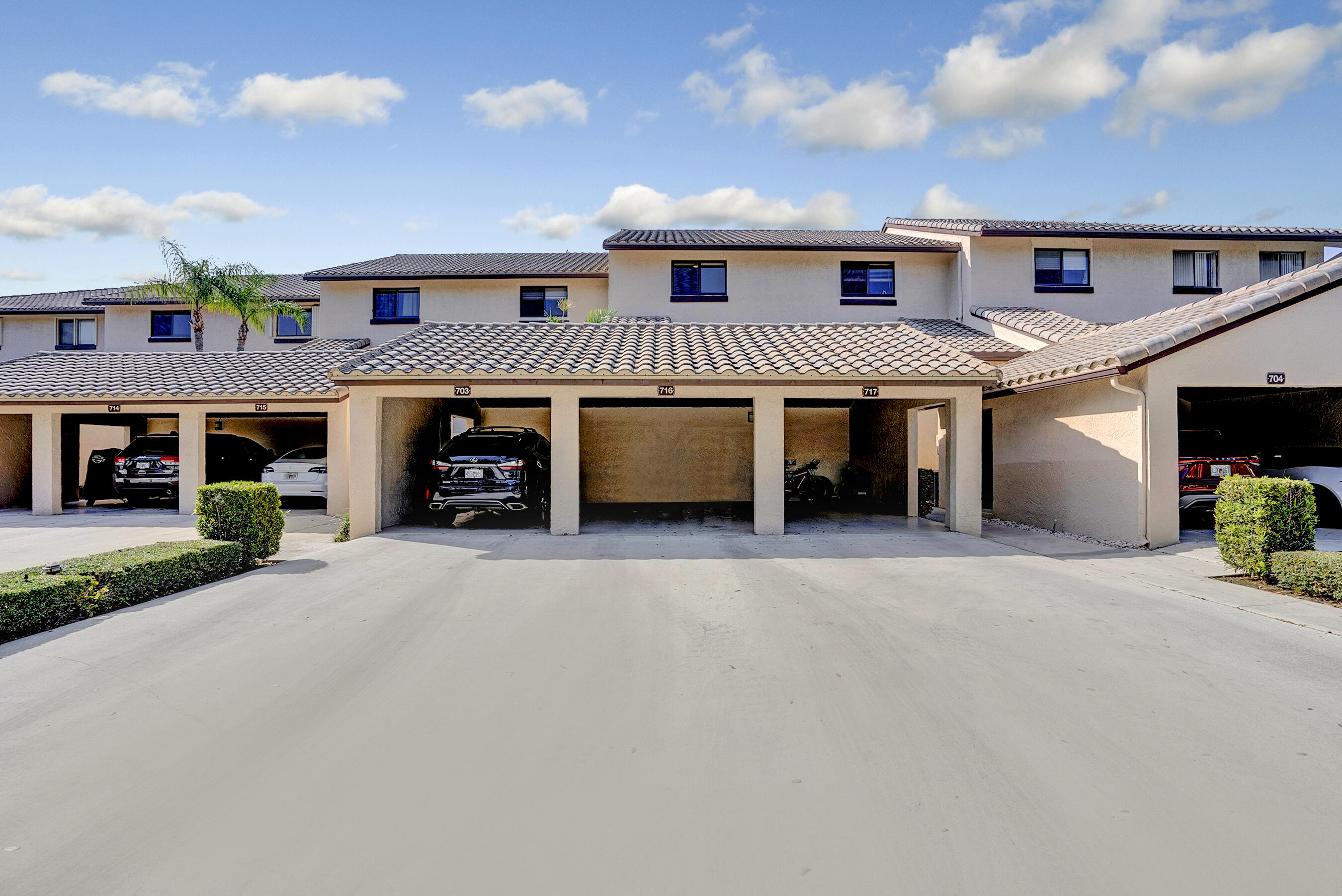 210 Captains Walk 716