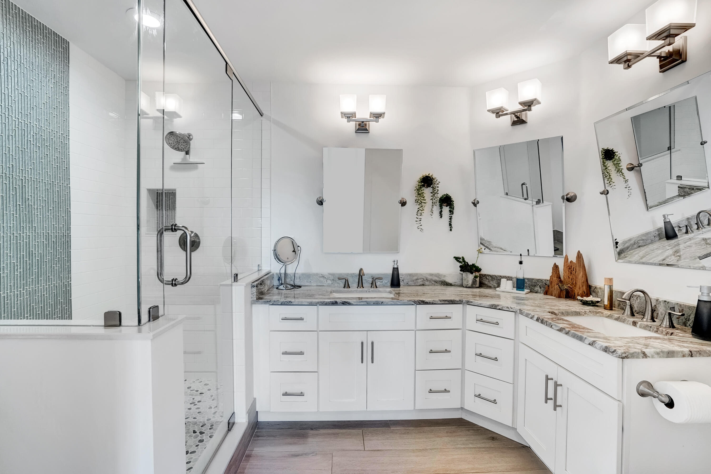 210 Captains Walk 716