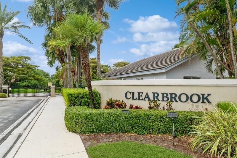 2815 N Clearbrook Circle