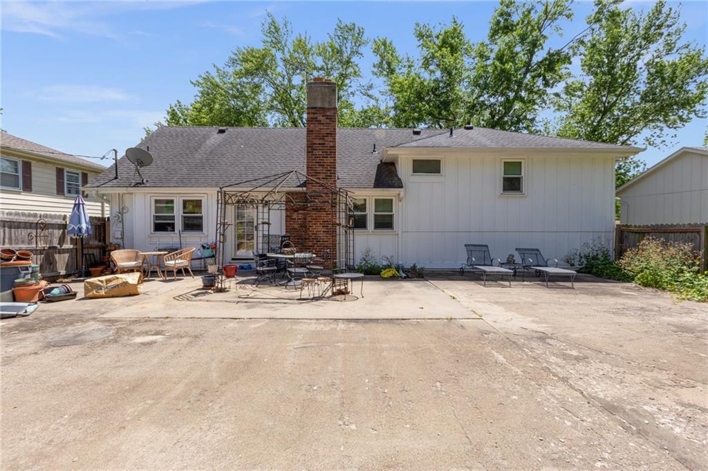 824 E Johnston Street