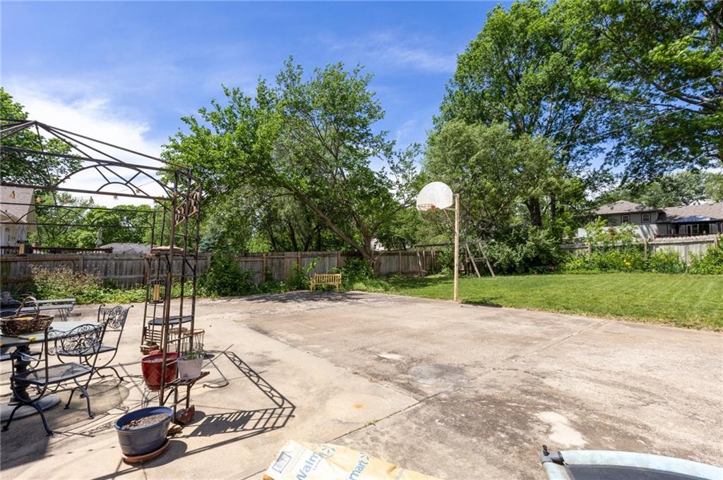 824 E Johnston Street