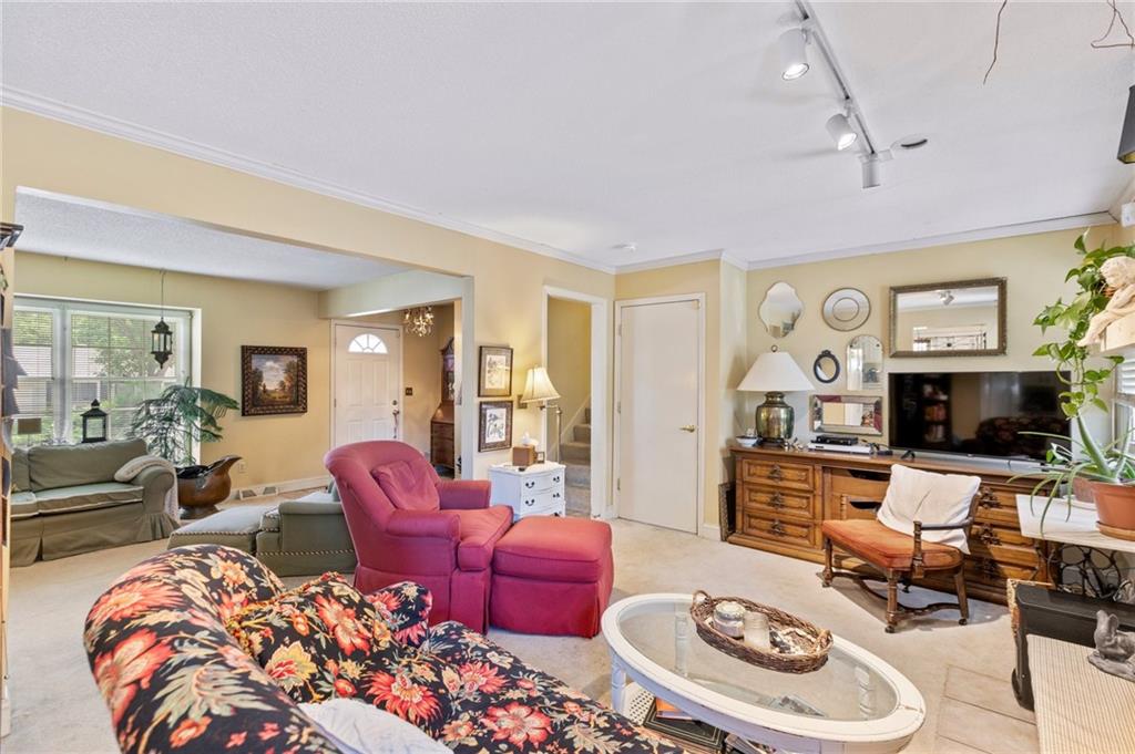 824 E Johnston Street