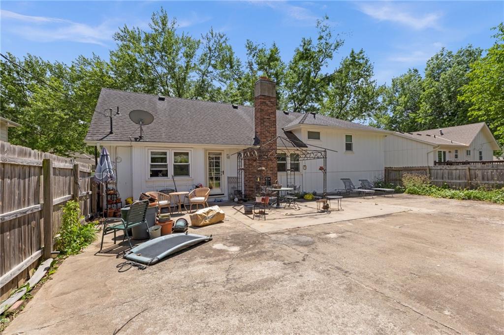 824 E Johnston Street