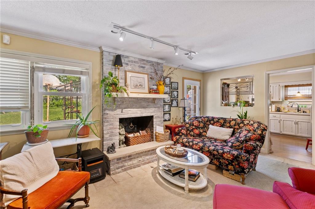 824 E Johnston Street