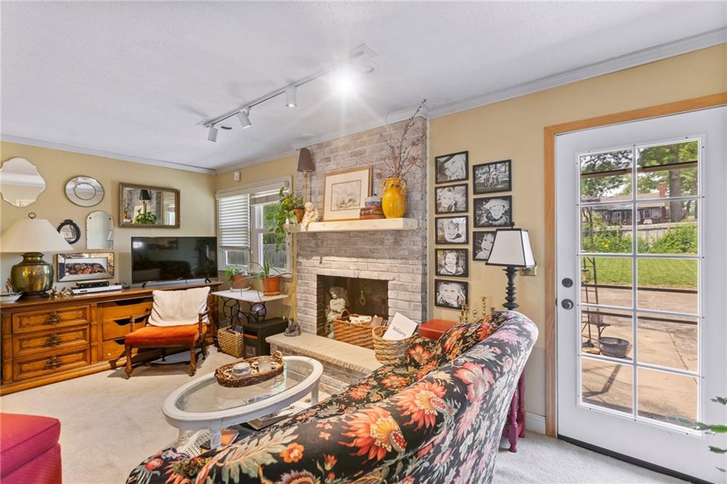 824 E Johnston Street