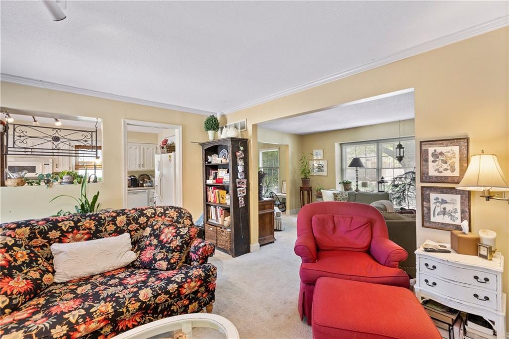 824 E Johnston Street