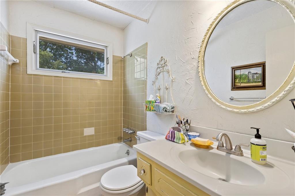 824 E Johnston Street