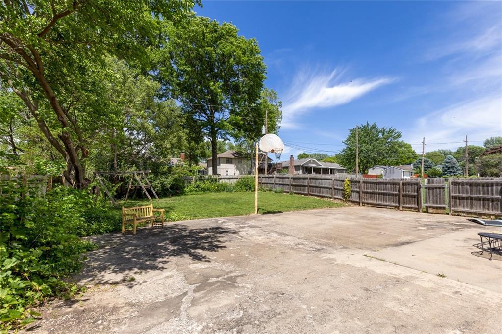 824 E Johnston Street