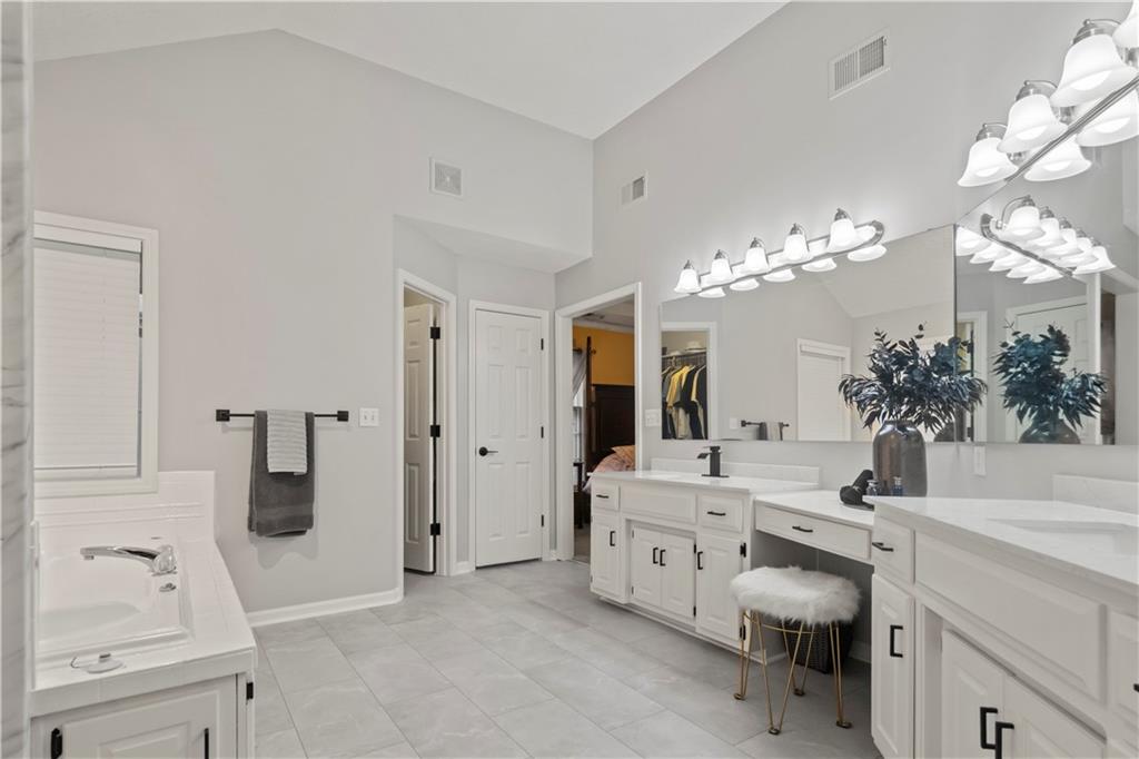 8216 W 146th Terrace