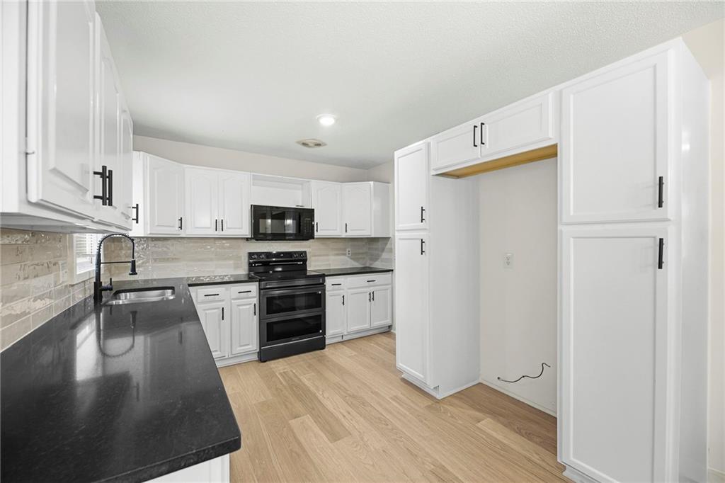 1025 W Fairwood Lane