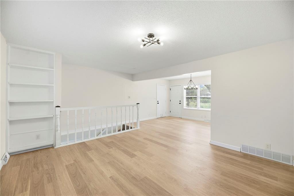 1025 W Fairwood Lane