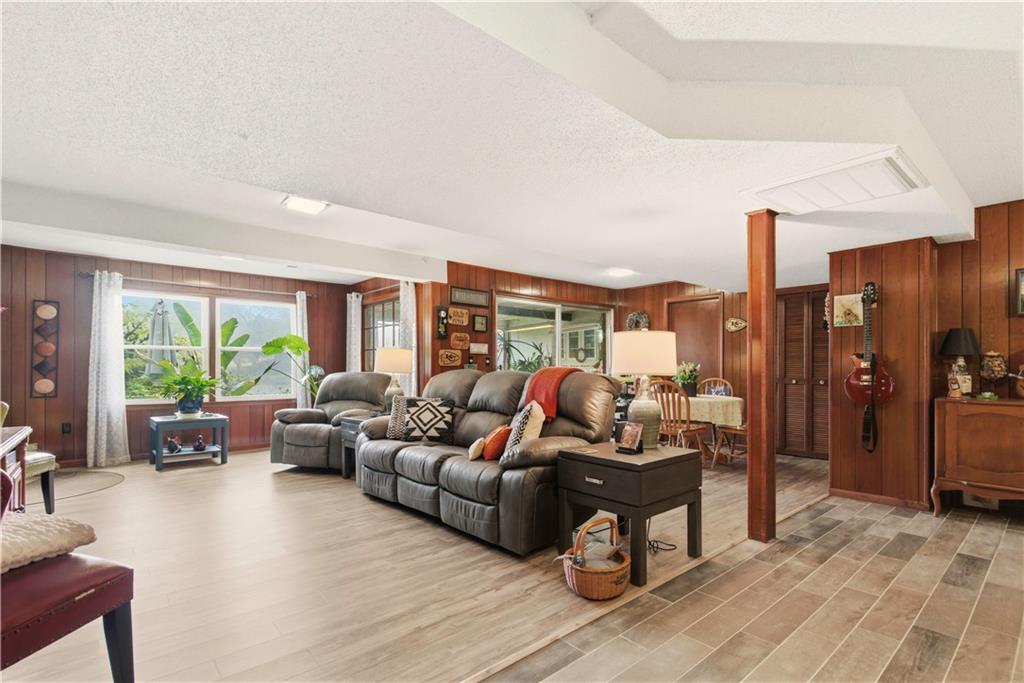 6817 LAKESHORE Drive