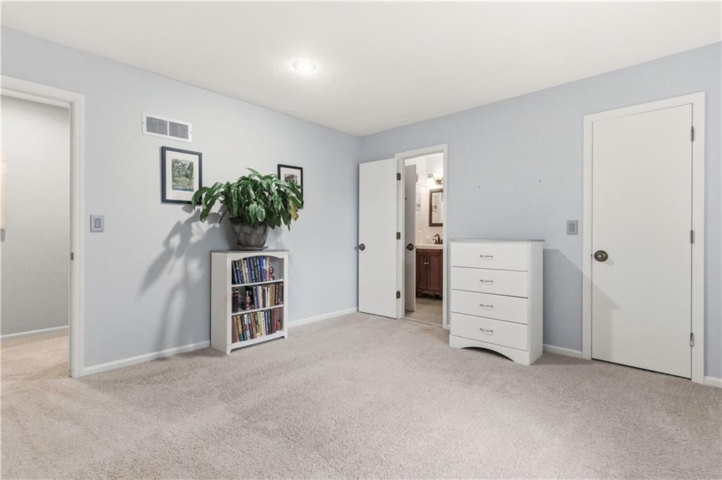 6817 LAKESHORE Drive