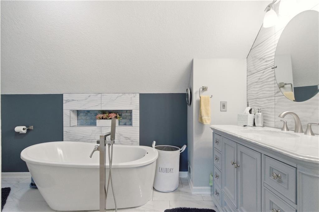 6817 LAKESHORE Drive