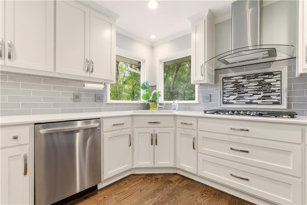 6817 LAKESHORE Drive