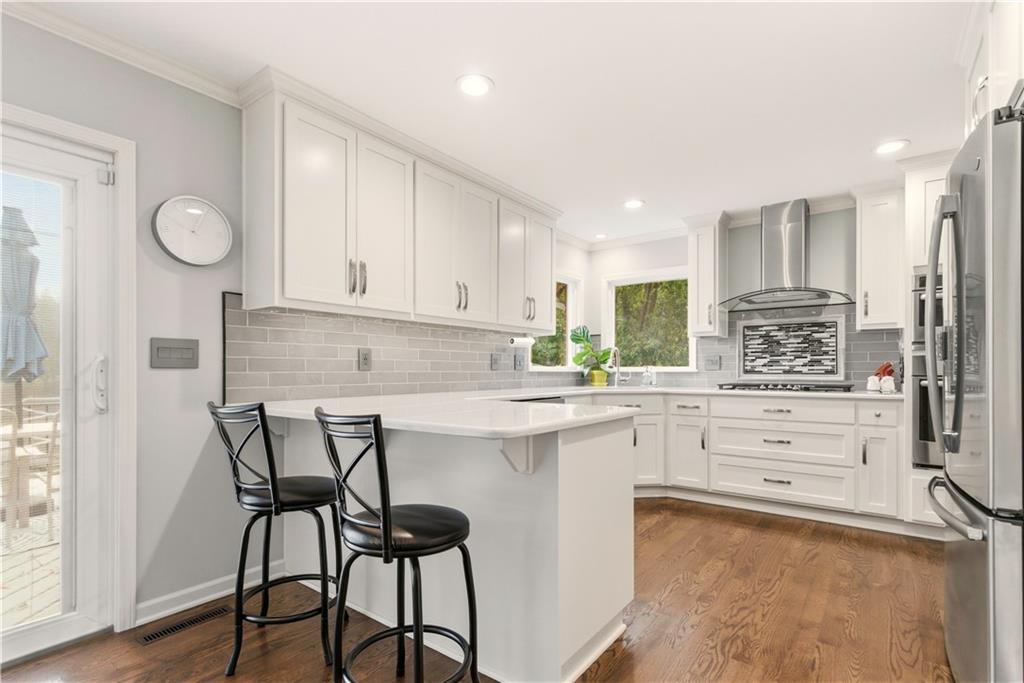 6817 LAKESHORE Drive