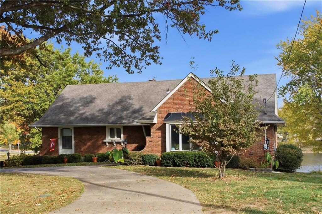 6817 LAKESHORE Drive