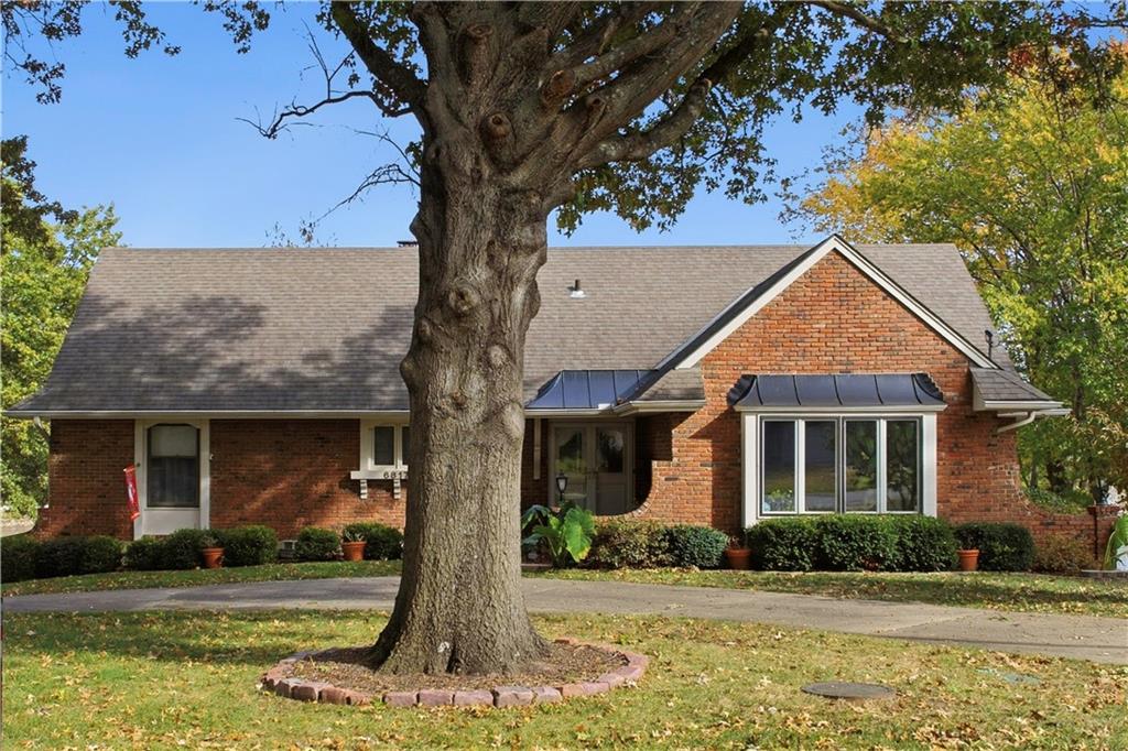 6817 LAKESHORE Drive