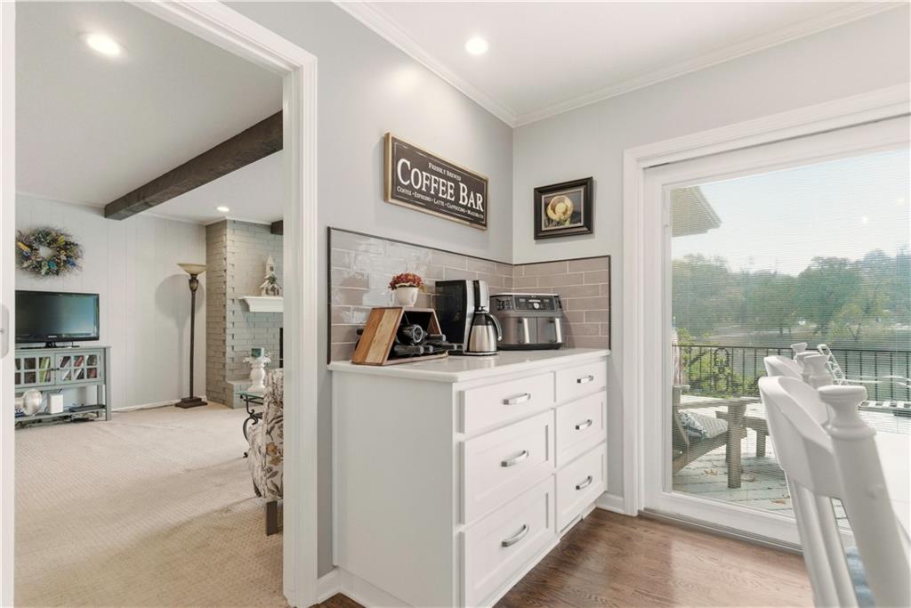 6817 LAKESHORE Drive