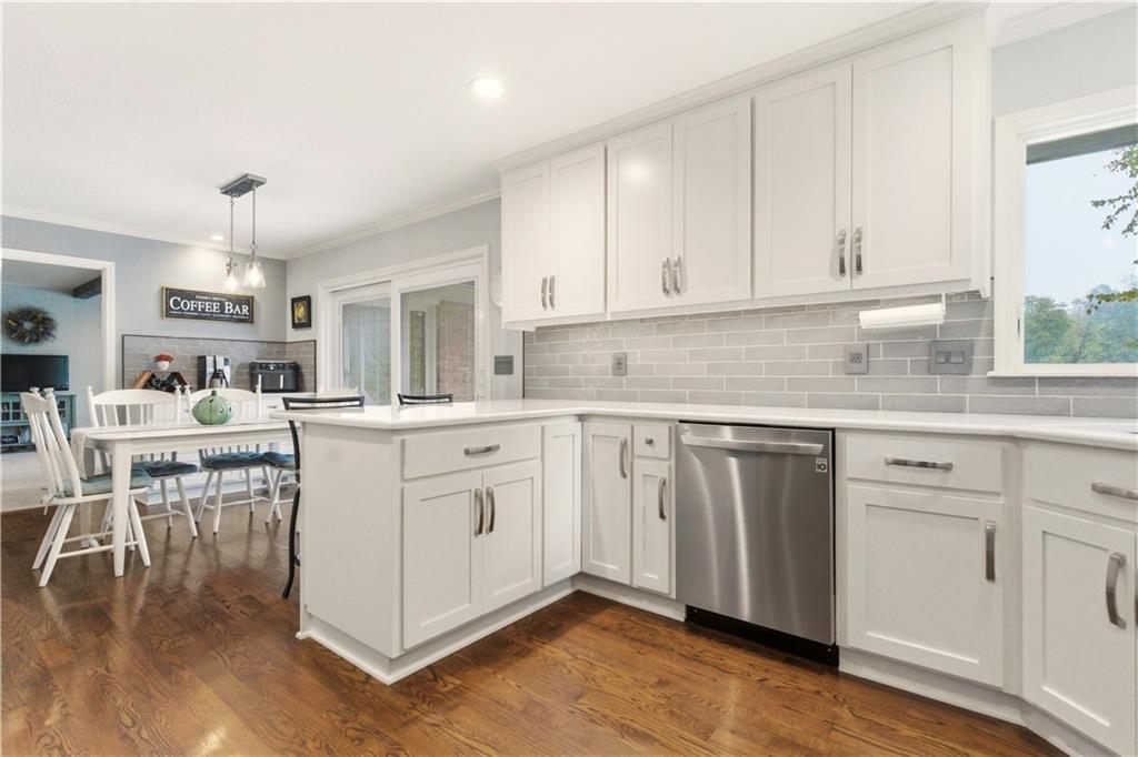 6817 LAKESHORE Drive