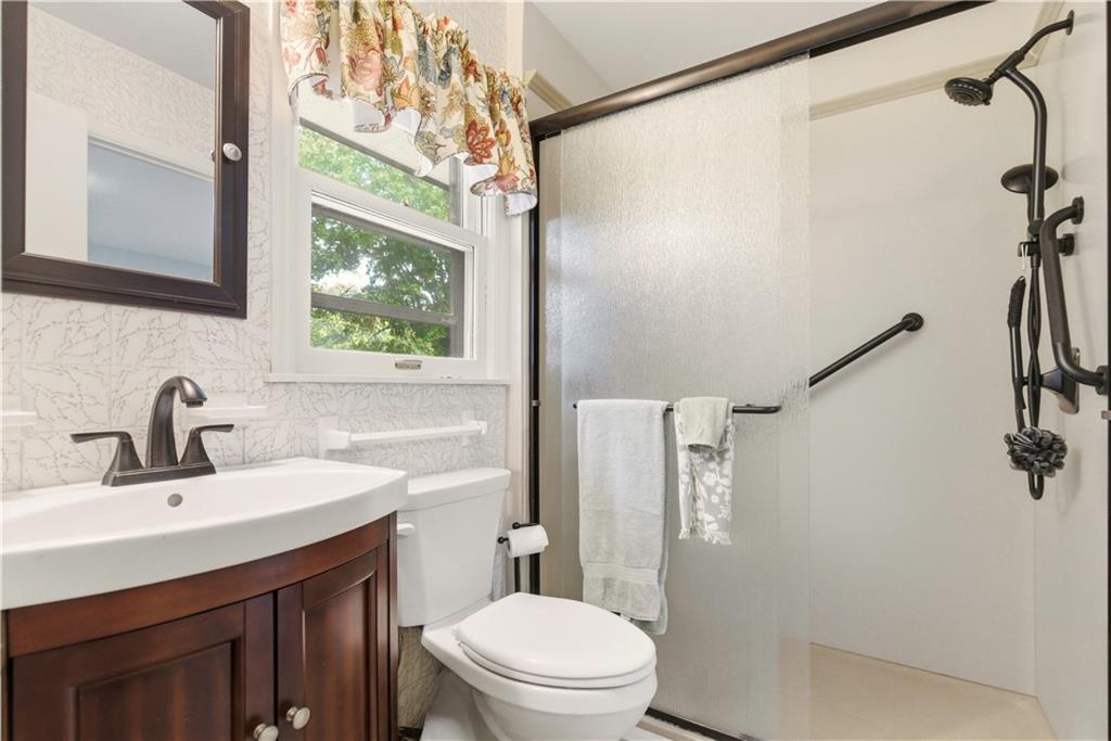 6817 LAKESHORE Drive