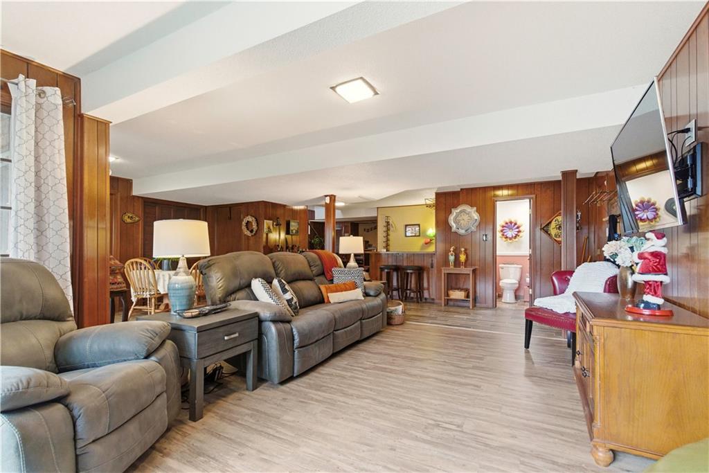 6817 LAKESHORE Drive