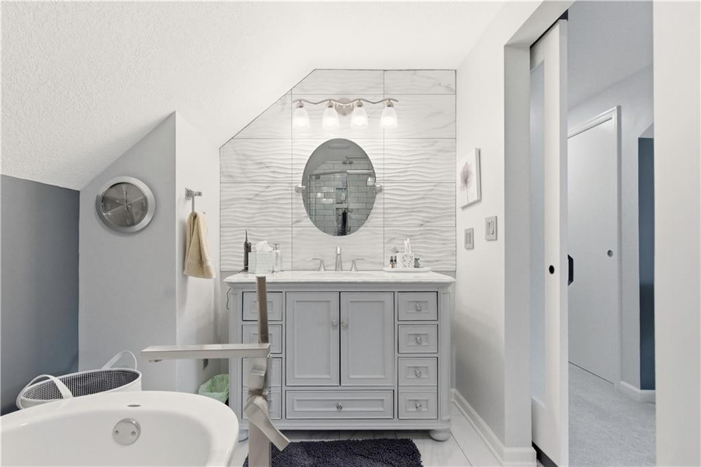 6817 LAKESHORE Drive