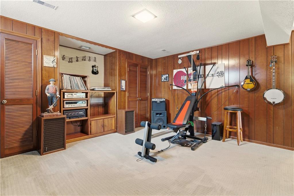 6817 Lakeshore Drive