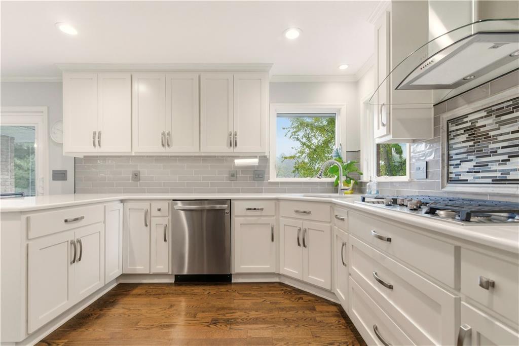 6817 Lakeshore Drive