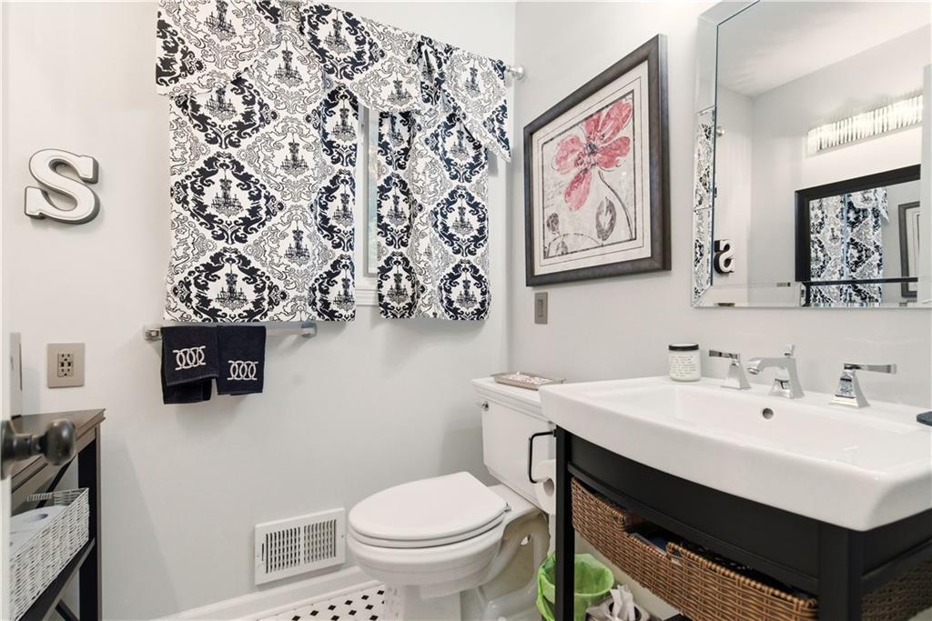 6817 Lakeshore Drive