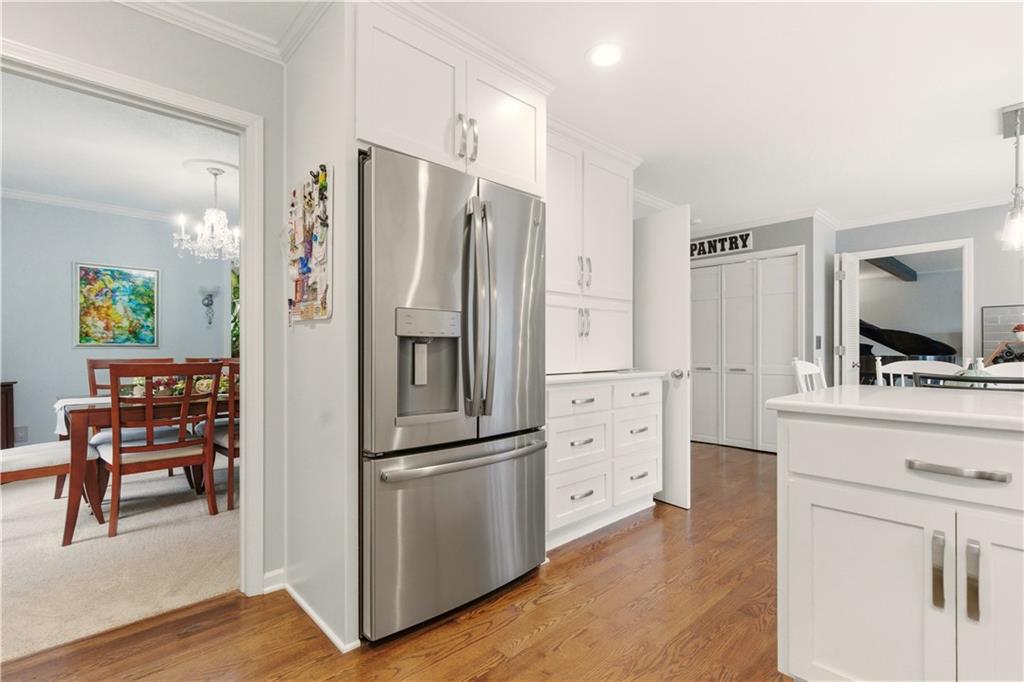 6817 Lakeshore Drive