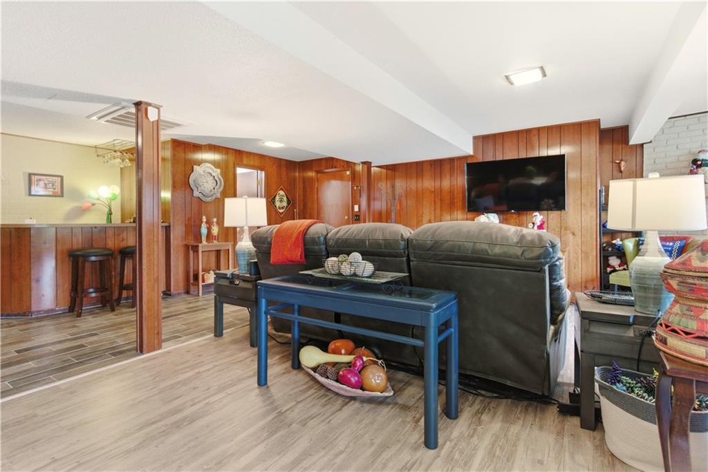 6817 Lakeshore Drive