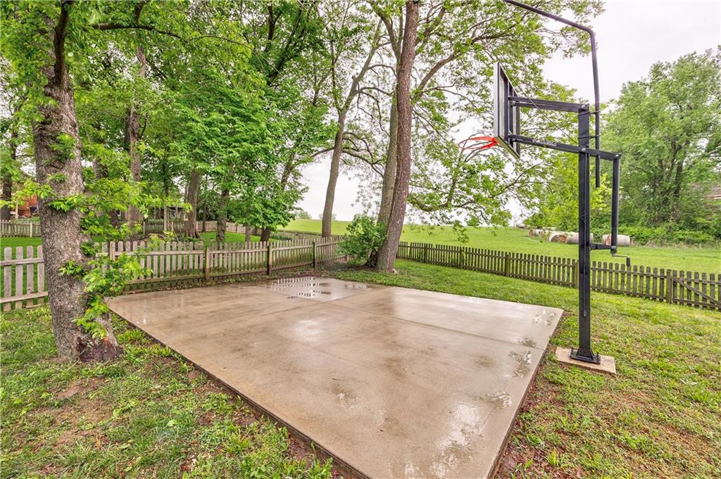 1172 WHITE OAK Lane