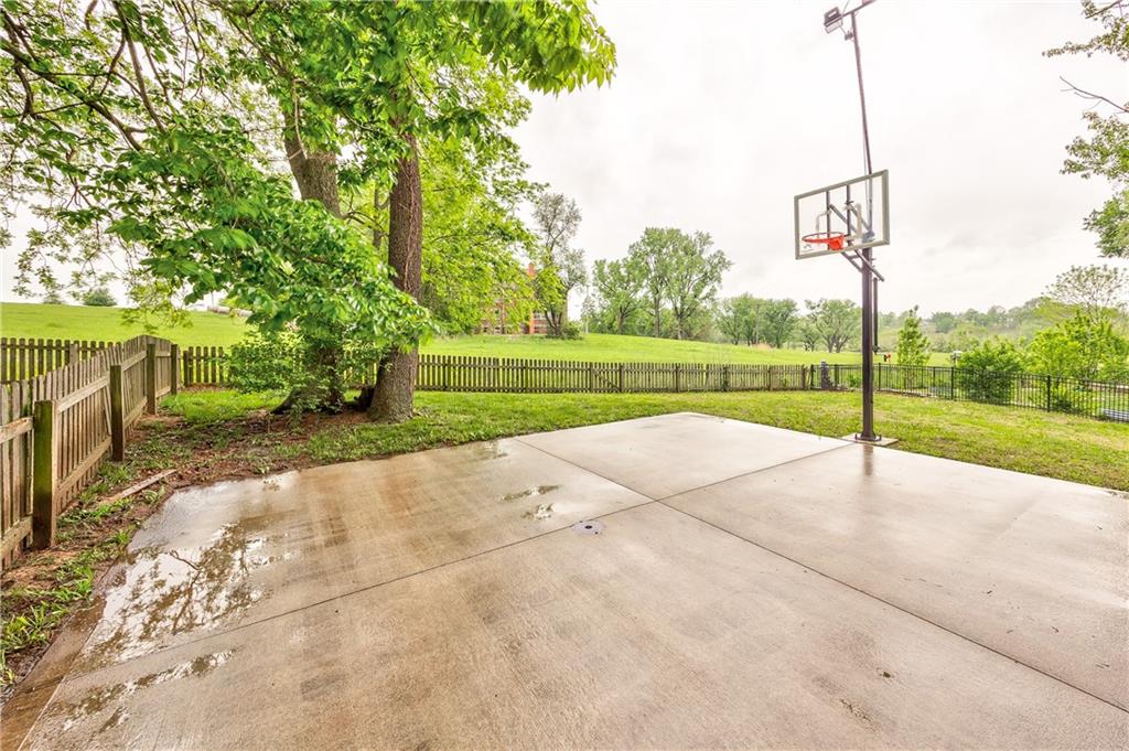 1172 WHITE OAK Lane