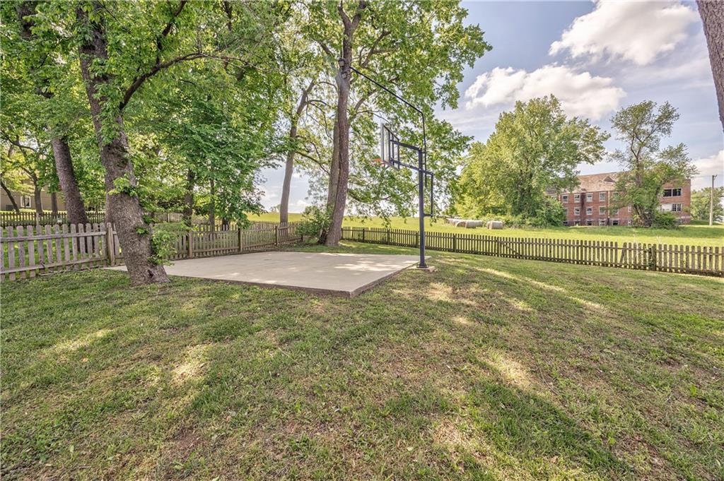 1172 WHITE OAK Lane