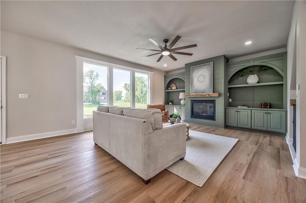 1172 WHITE OAK Lane