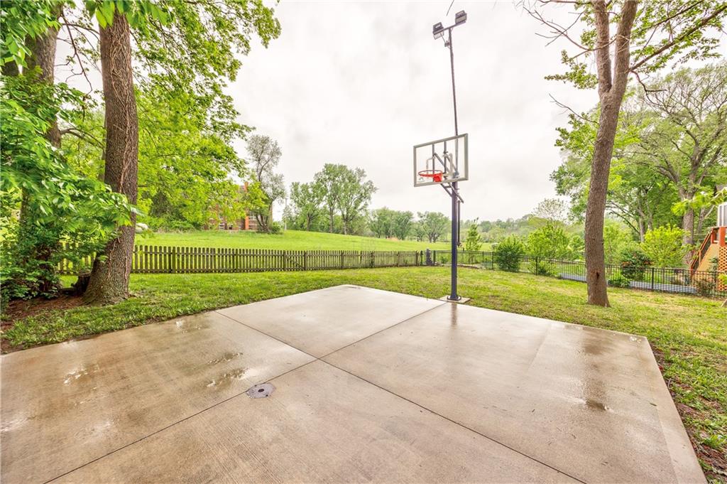 1172 WHITE OAK Lane