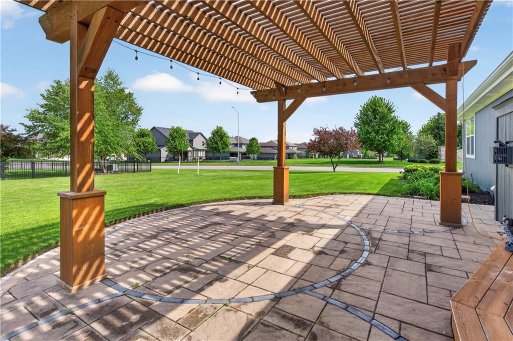 5835 LAKECREST Drive