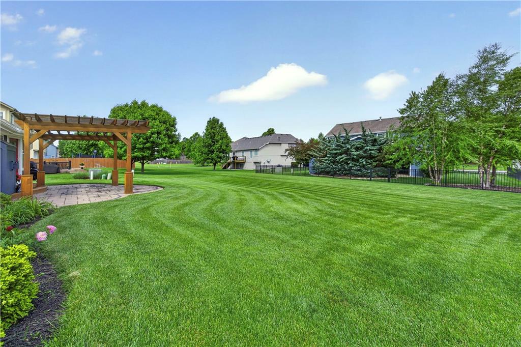 5835 LAKECREST Drive