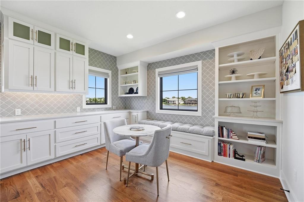 4261 Lakeshore Drive