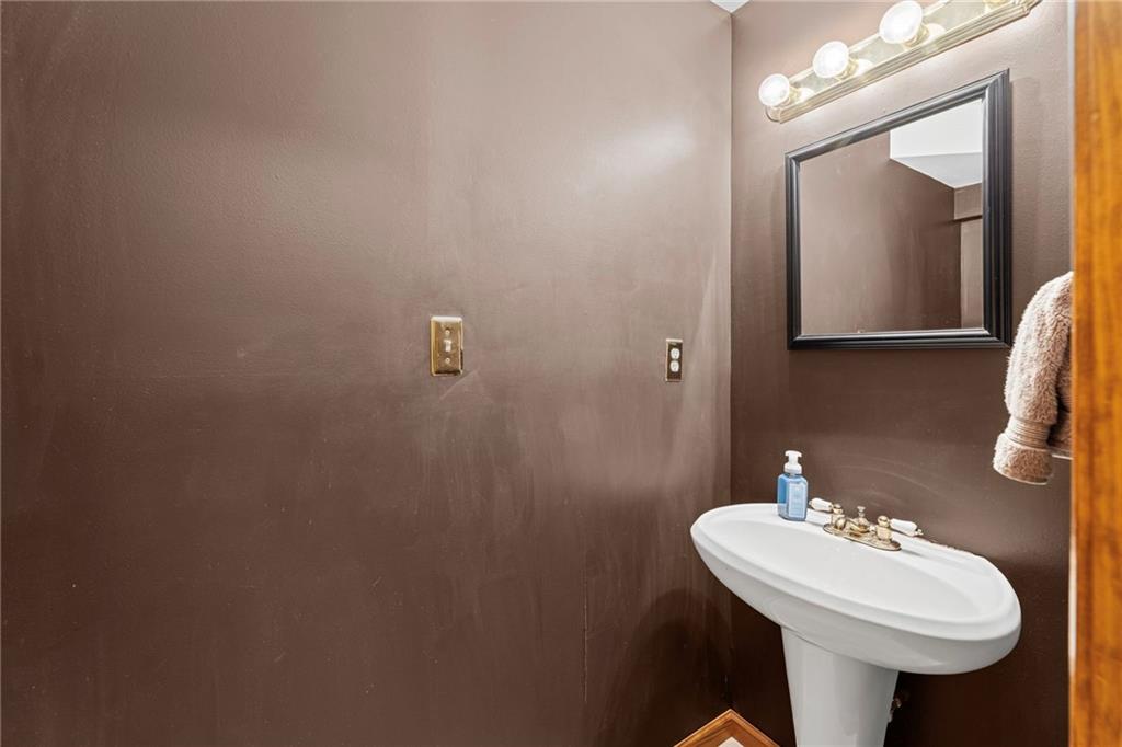 1109 NW Creekside Court