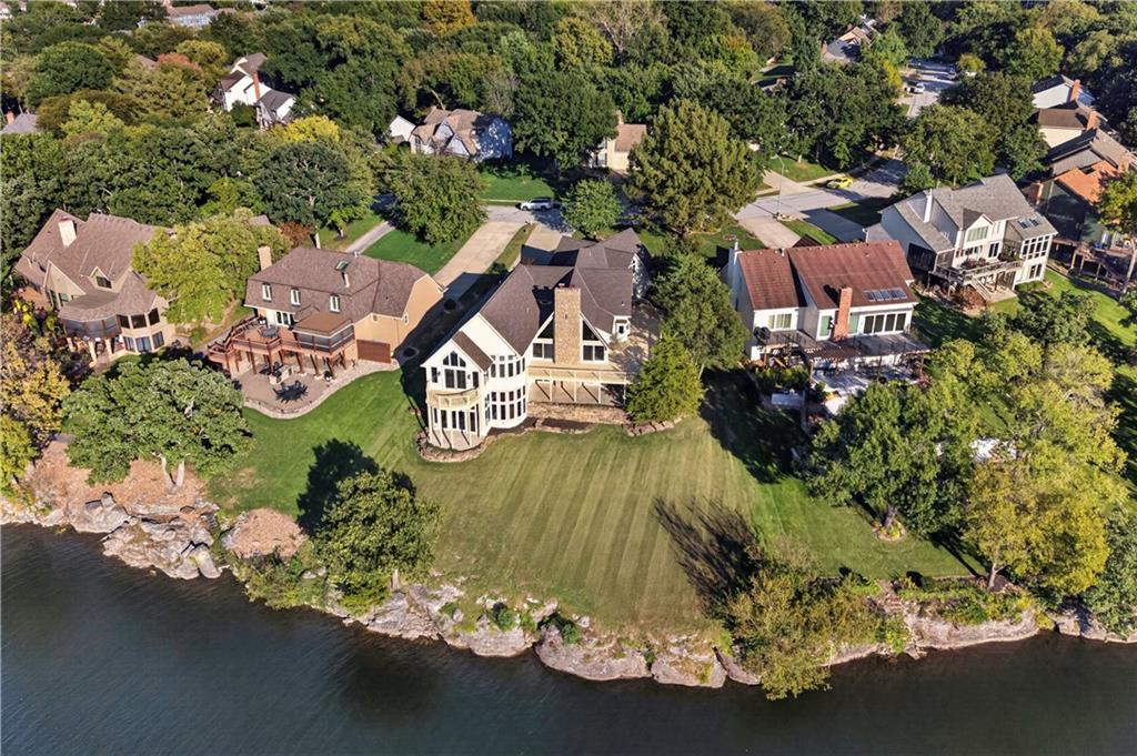 118 NE Edgewater Drive