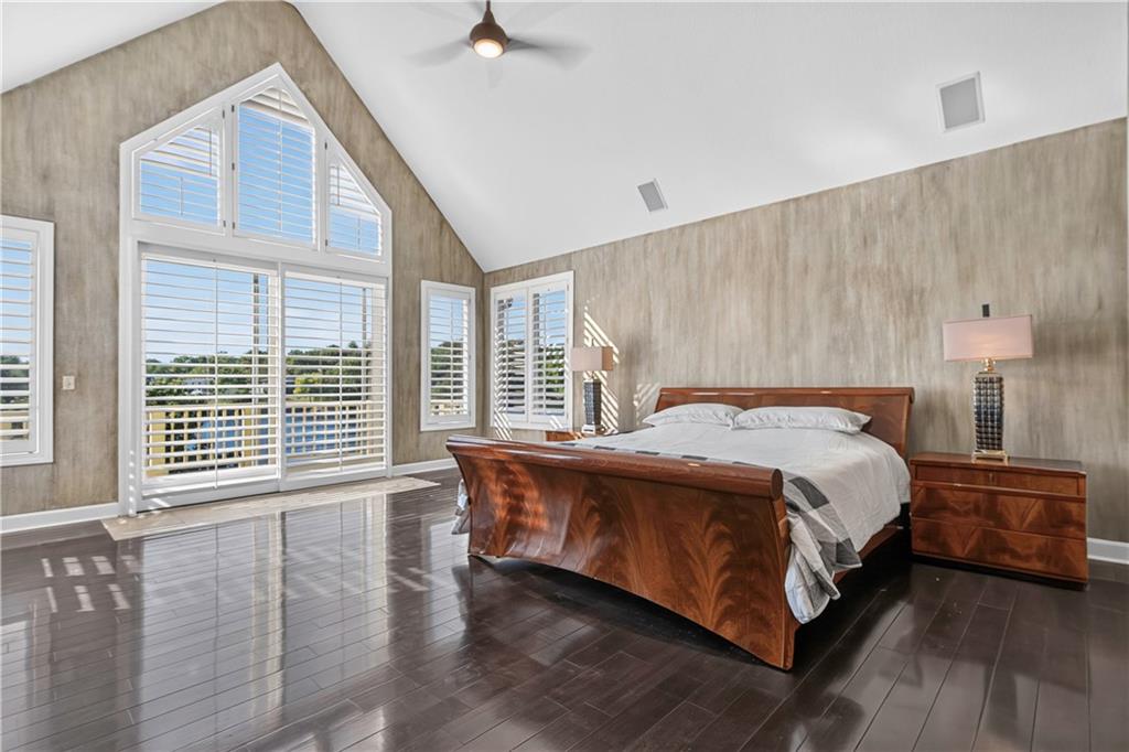 118 NE Edgewater Drive